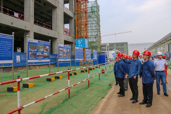 3  祝总仔细听取项目现场MILAN米兰体育·（中国）官方网站宣传介绍.jpg