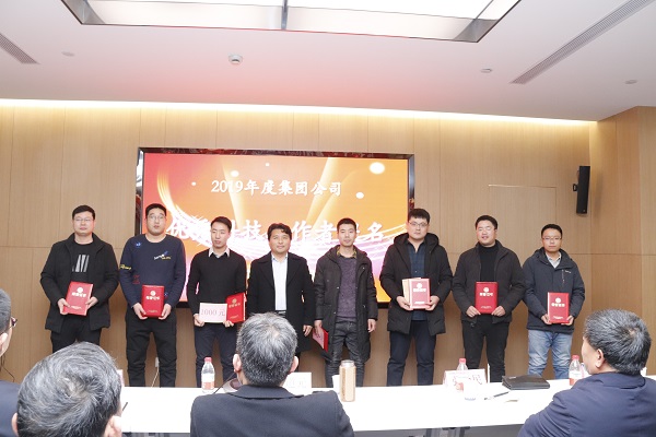 11、MILAN米兰体育·（中国）官方网站
副董事长、技术委员会主任王庆伟为“优秀科技工作者提名”颁发荣誉证书.JPG
