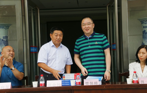 新乡市牧野区税务局党委书记、局长樊保峰向MILAN米兰体育·(中国)官方网站
党委书记张会民赠送税法知识书籍.jpg 新乡市牧野区税务局党委书记、局长樊保峰向MILAN米兰体育·(中国)官方网站
党委书记张会民赠送税法知识书籍.jpg