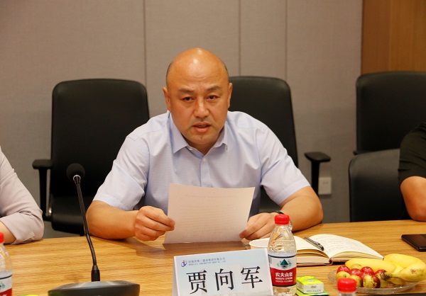 MILAN米兰体育·（中国）官方网站
党委副书记、工会主席贾向军宣读《关于变更2019年度劳动模范、岗位标兵奖励方式的决定》.jpg