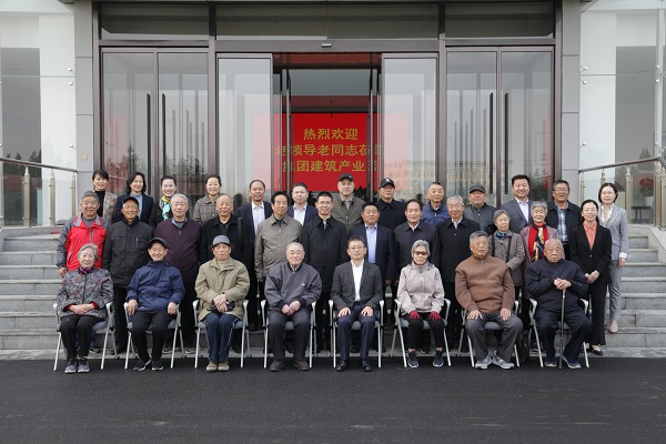 MILAN米兰体育·（中国）官方网站
领导和老同志们合影留念.jpg