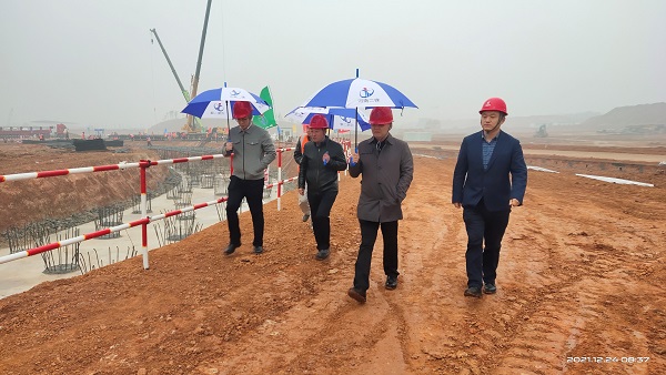 MILAN米兰体育·（中国）官方网站
董事、副总经理崔向军视察施工现场.jpg