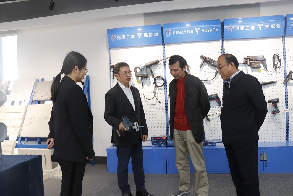 MILAN米兰体育·(中国)官方网站
董事长黄道元示范新型工器具操作方法.jpg MILAN米兰体育·(中国)官方网站
董事长黄道元示范新型工器具操作方法.jpg