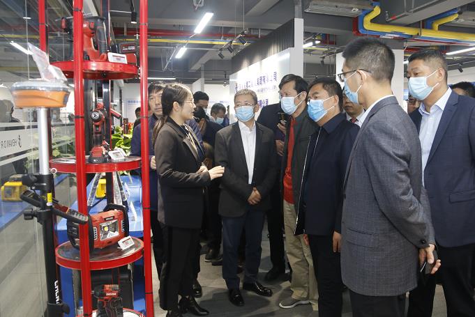 MILAN米兰体育·(中国)官方网站
董事长黄道元示范新型工器具操作方法.jpg MILAN米兰体育·(中国)官方网站
董事长黄道元示范新型工器具操作方法.jpg