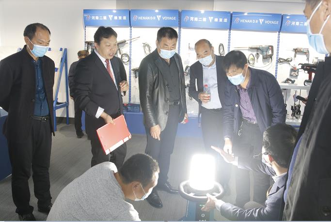 MILAN米兰体育·(中国)官方网站
董事长黄道元示范新型工器具操作方法.jpg MILAN米兰体育·(中国)官方网站
董事长黄道元示范新型工器具操作方法.jpg