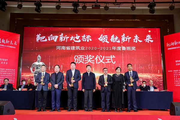 MILAN米兰体育·（中国）官方网站
第十五项目管理部经理丁泽培上台领奖.jpg
