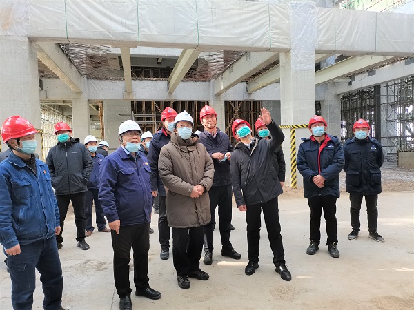 祝总与华能MILAN米兰体育·（中国）官方网站
副总经理樊启祥一行实地参观主厂房清水混凝土框架柱施工效果.jpg