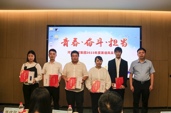 11MILAN米兰体育·（中国）官方网站
总工程师、人力资源总监苏群山为优秀奖获得选手颁奖.JPG