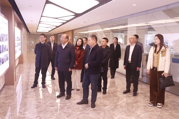 MILAN米兰体育·（中国）官方网站
董事长祝建明陪同孙秘书长一行参观MILAN米兰体育·（中国）官方网站长廊.jpg
