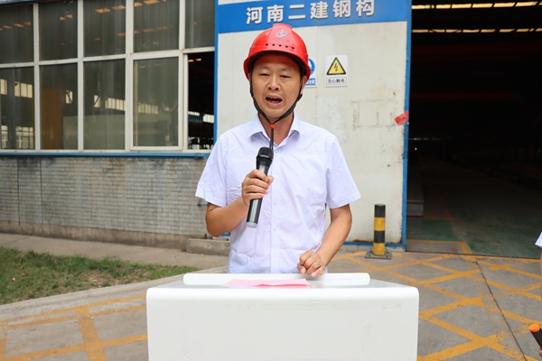 图片二：裁判员代表讲话.JPG